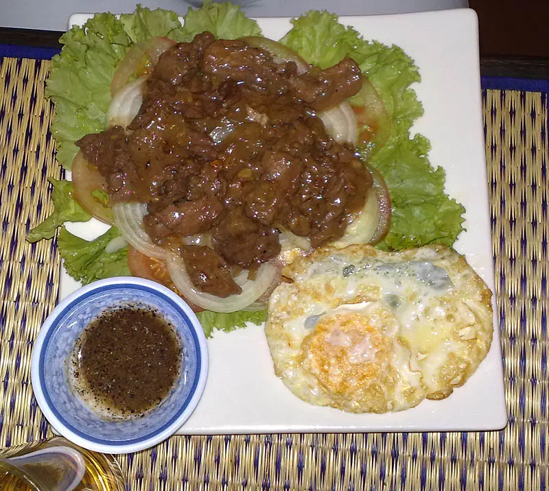 Lok lak cambodgien au bœuf accompagné de crudités