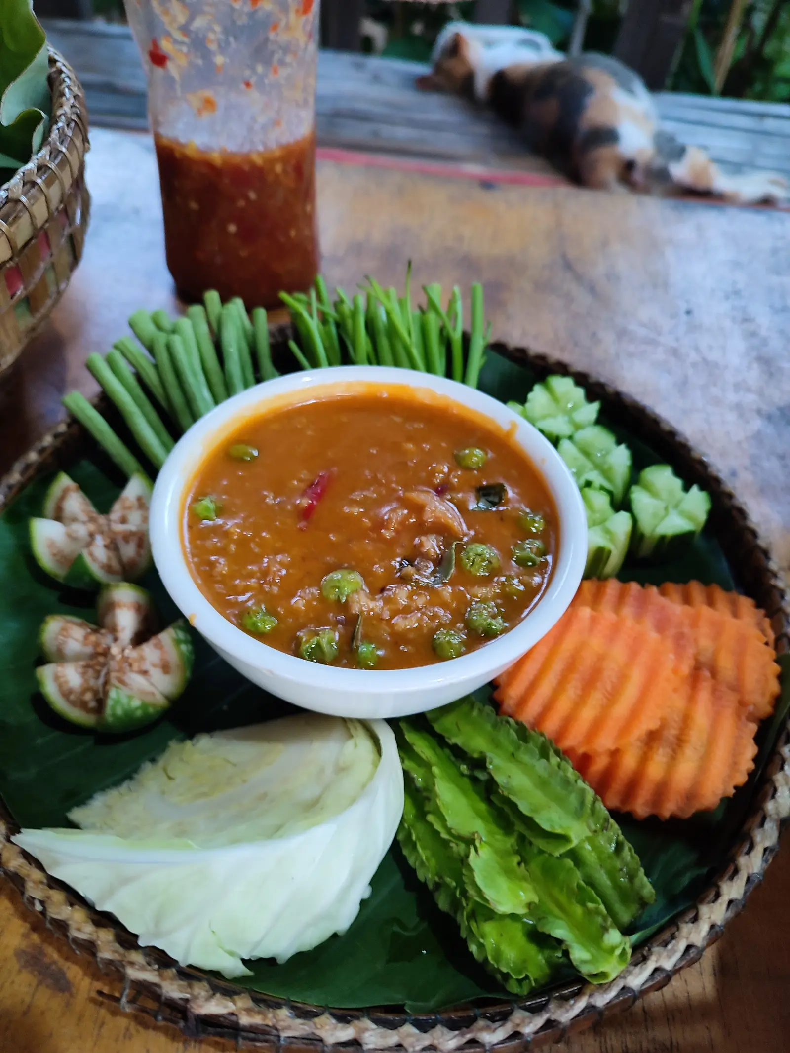Prahok ktis cambodgien servi avec des légumes